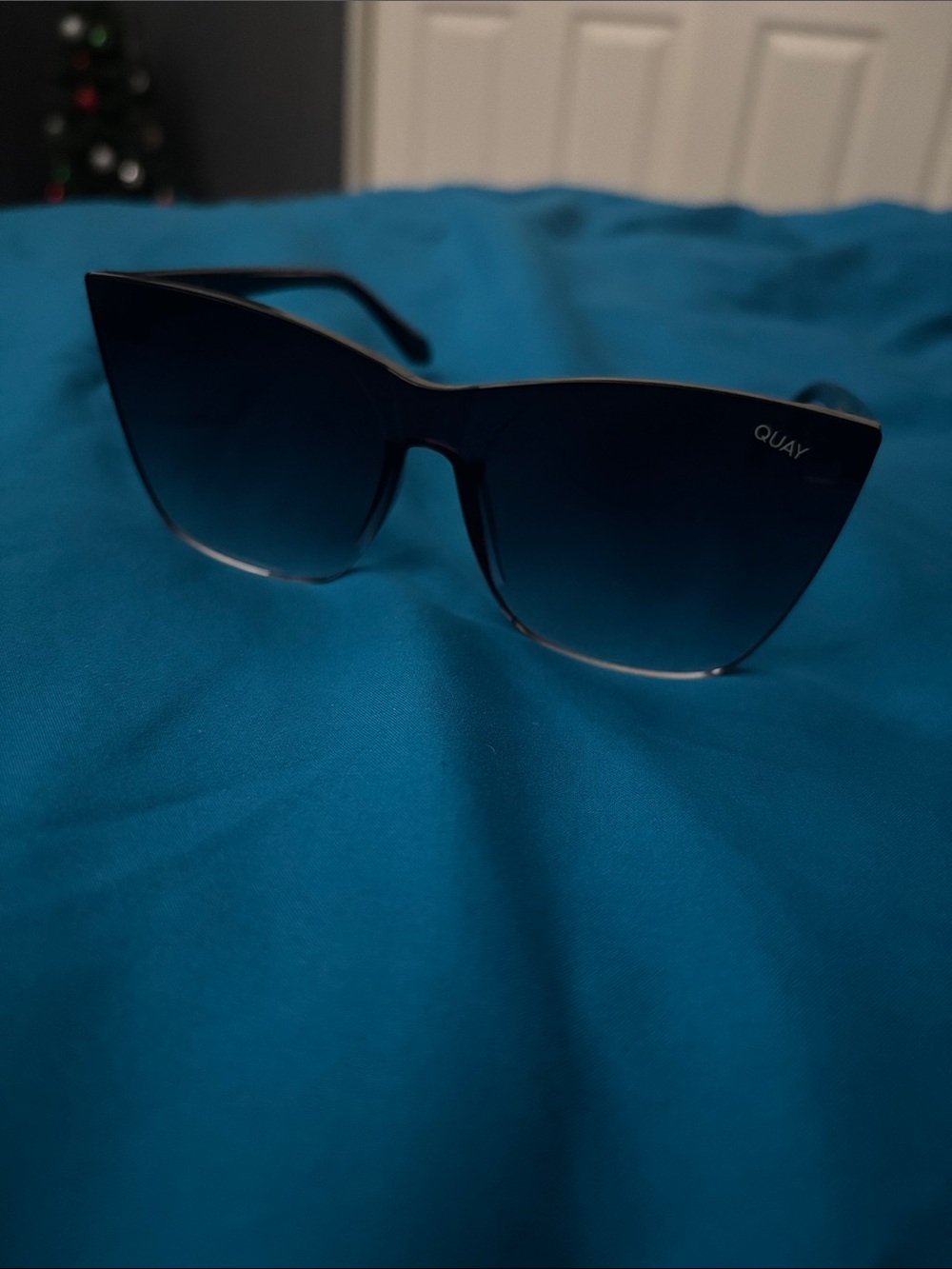 Quay Australia Black Gradient Oversized Cat-Eye Sunglasses Come Thru 1212 model